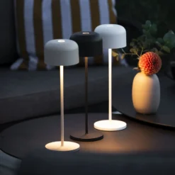 Lámpara de mesa LED recargable Lille, altura 36 cm, blanca, IP54, USB