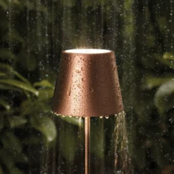 Lámpara de mesa LED recargable Nuindie mini, USB-C, bronce, IP54, atenuable.