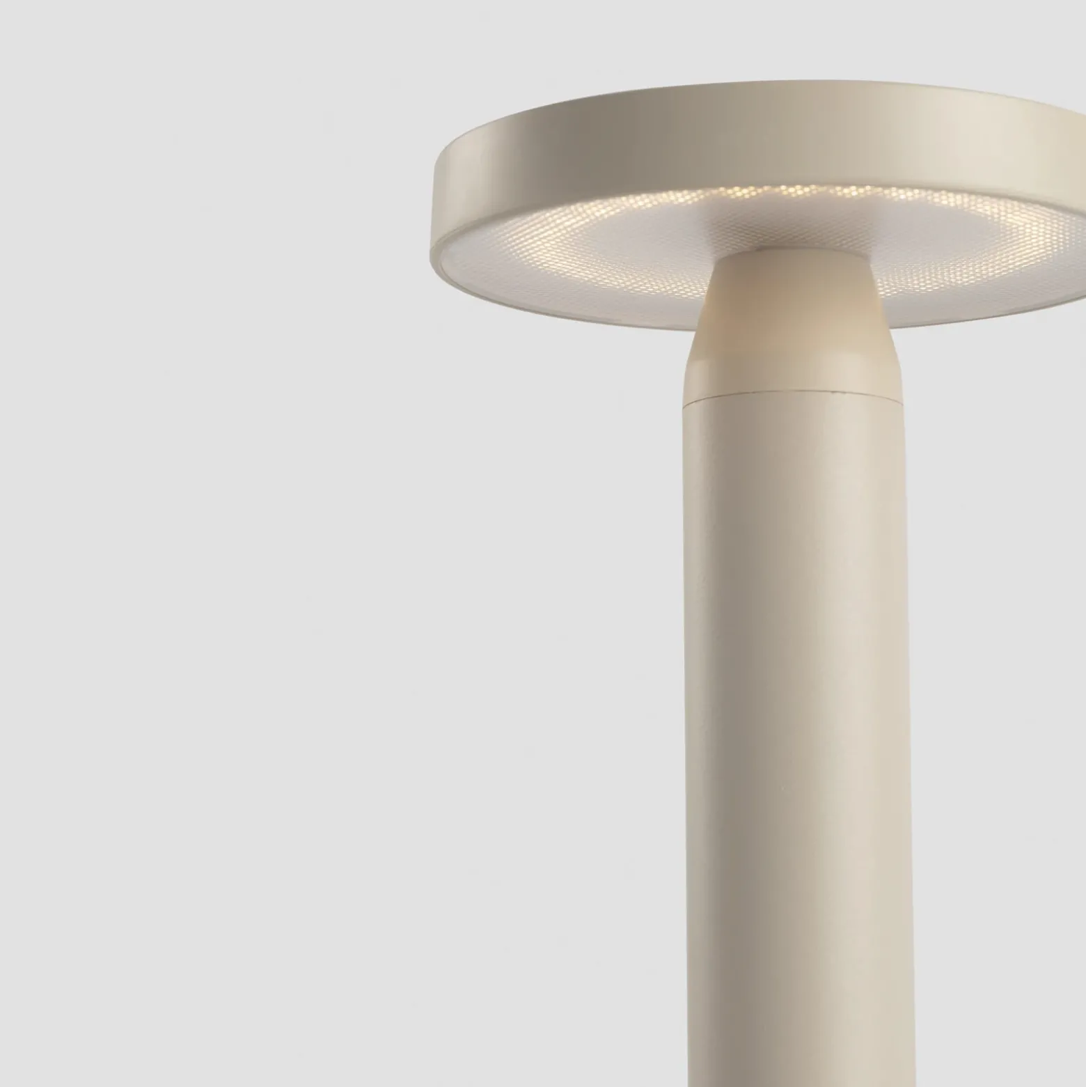 Lámpara de mesa LED solar Cairo, beige, plástico, IP44, 21 cm