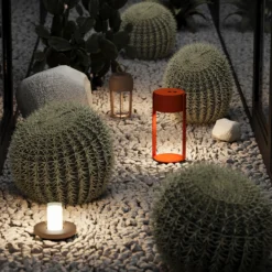 Lámpara de mesa LED solar Lantra, blanca, altura 10 cm, IP44, con atenuador de