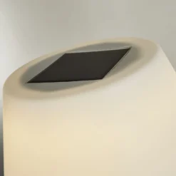 Lámpara de mesa LED solar Venice I, IP44, blanco/plateado