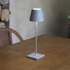 Lámpara de mesa LED Toc con cargador USB IP54 gris