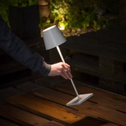 Lámpara de mesa LED Toc USB-Charger, IP54, blanco