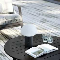 Lámpara de mesa Lindby LED recargable Zelie, negra, aluminio, IP44