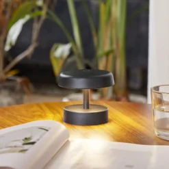 Lámpara de mesa Lindby LED recargable Nalani, 10 cm de altura, IP44, atenuable