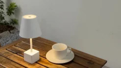 Lámpara de mesa Lindby LED recargable Janea CUBE, blanca, metal