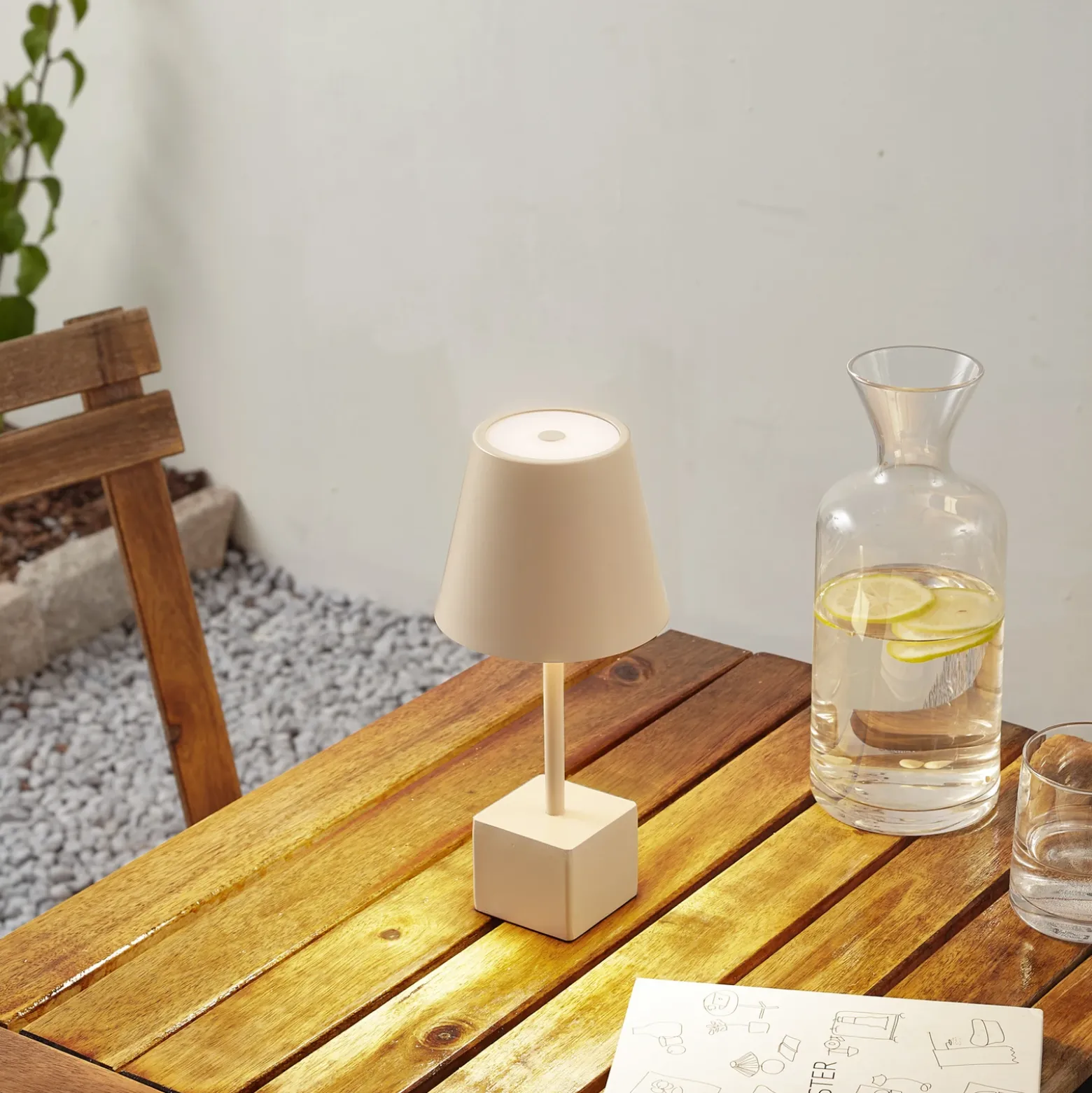 Lámpara de mesa Lindby LED recargable Janea CUBE, beige, metal