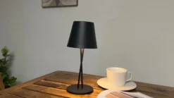 Lámpara de mesa Lindby LED recargable Janea CROSS, negra, metal