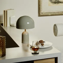 Lámpara de mesa recargable BELL PORTABLE de Tom Dixon, gris claro, 28 cm, IP44