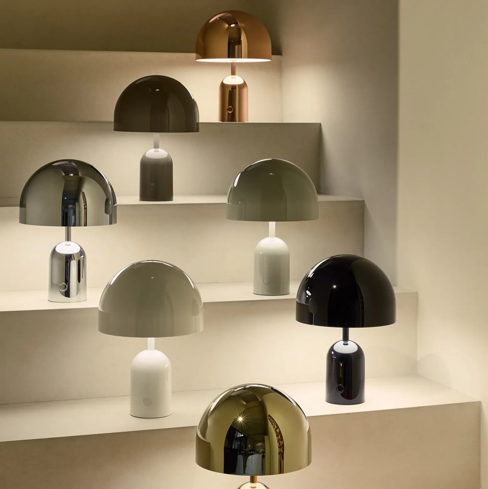 Lámpara de mesa recargable BELL PORTABLE de Tom Dixon, negra, 28 cm, IP44