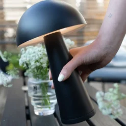 Lámpara de mesa recargable Fungi para exterior, negra