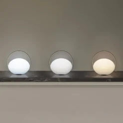Lámpara de mesa recargable LED UMAGE Orbit, blanco/latón, IP44, CCT