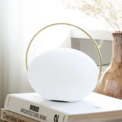 Lámpara de mesa recargable LED UMAGE Orbit, blanco/latón, IP44, CCT