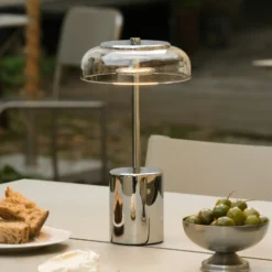 Lámpara de mesa recargable LED Nuura Blossi, altura 26 cm, cromado/transparente