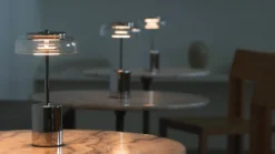 Lámpara de mesa recargable LED Nuura Blossi, altura 26 cm, cromado/transparente