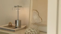 Lámpara de mesa recargable LED Nuura Blossi, altura 26 cm, cromado/transparente