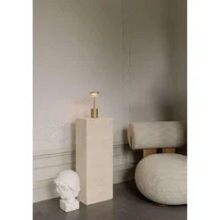 Lámpara de mesa recargable LED Nuura Blossi, altura 26 cm, color