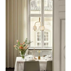 Lámpara de mesa recargable LED Nuura Blossi, altura 26 cm, color