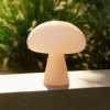 Lámpara de mesa recargable LED Gubi Obello, rosa empolvado, IP44, cristal