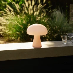 Lámpara de mesa recargable LED Gubi Obello, rosa empolvado, IP44, cristal