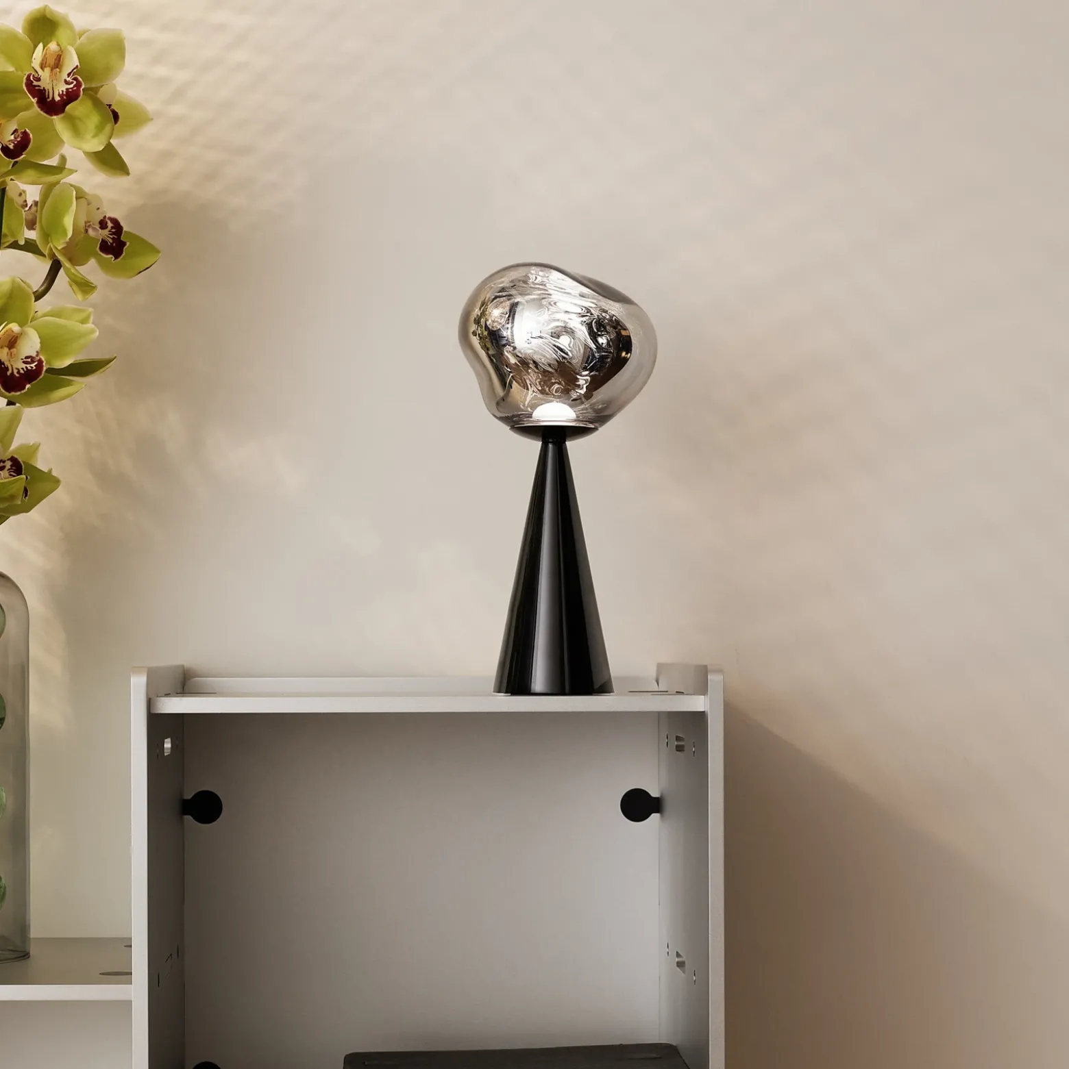 Lámpara de mesa recargable LED Melt Portable de Tom Dixon, negra, 29 cm