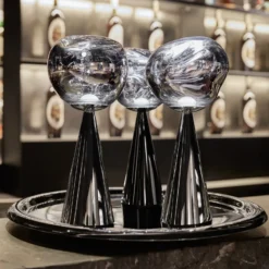 Lámpara de mesa recargable LED Melt Portable de Tom Dixon, plateada, 29 cm