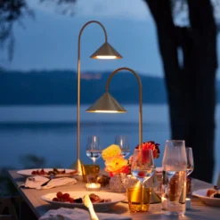 Lámpara de mesa recargable LED FRANDSEN Grasp, color latón, altura 47 cm