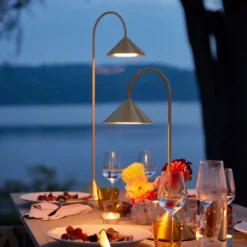 Lámpara de mesa recargable LED FRANDSEN Grasp, color latón, altura 47 cm