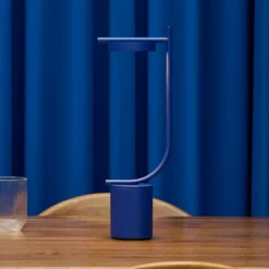 Lámpara de mesa recargable LED GRUPA Igram, azul, 40 cm, IP44