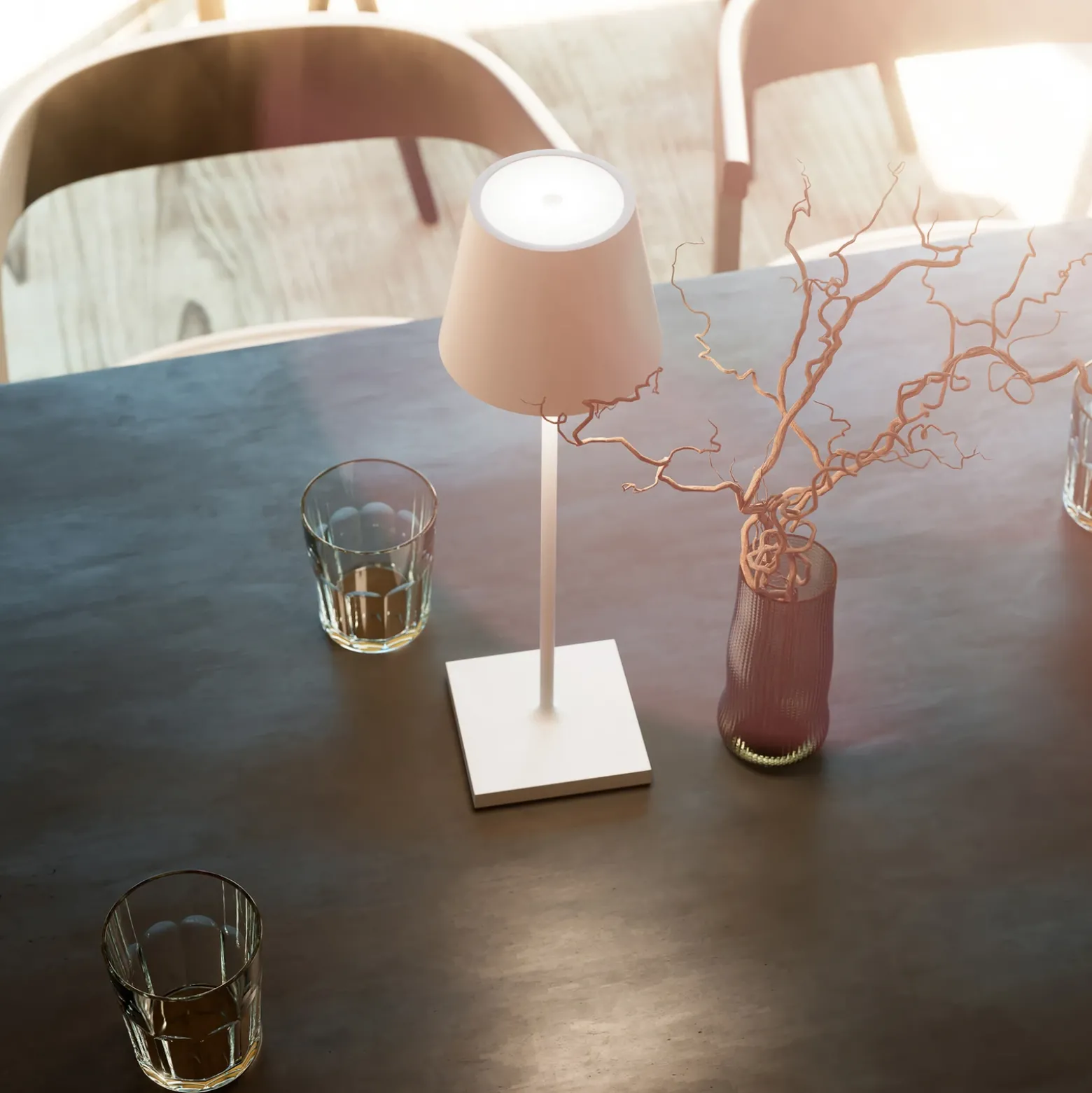 Lámpara de mesa recargable Nuindie LED, USB-C, blanca, IP54, atenuable