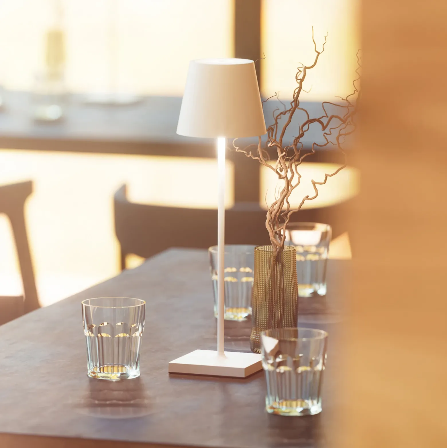 Lámpara de mesa recargable Nuindie LED, USB-C, blanca, IP54, atenuable