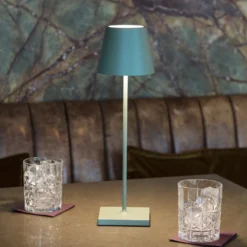 Lámpara de mesa recargable Nuindie LED, USB-C, verde salvia, IP54,