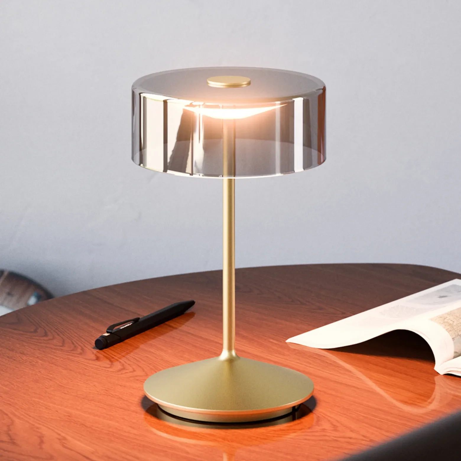 Lámpara de mesa recargable Numotion LED, dorada, cristal, IP54, atenuable