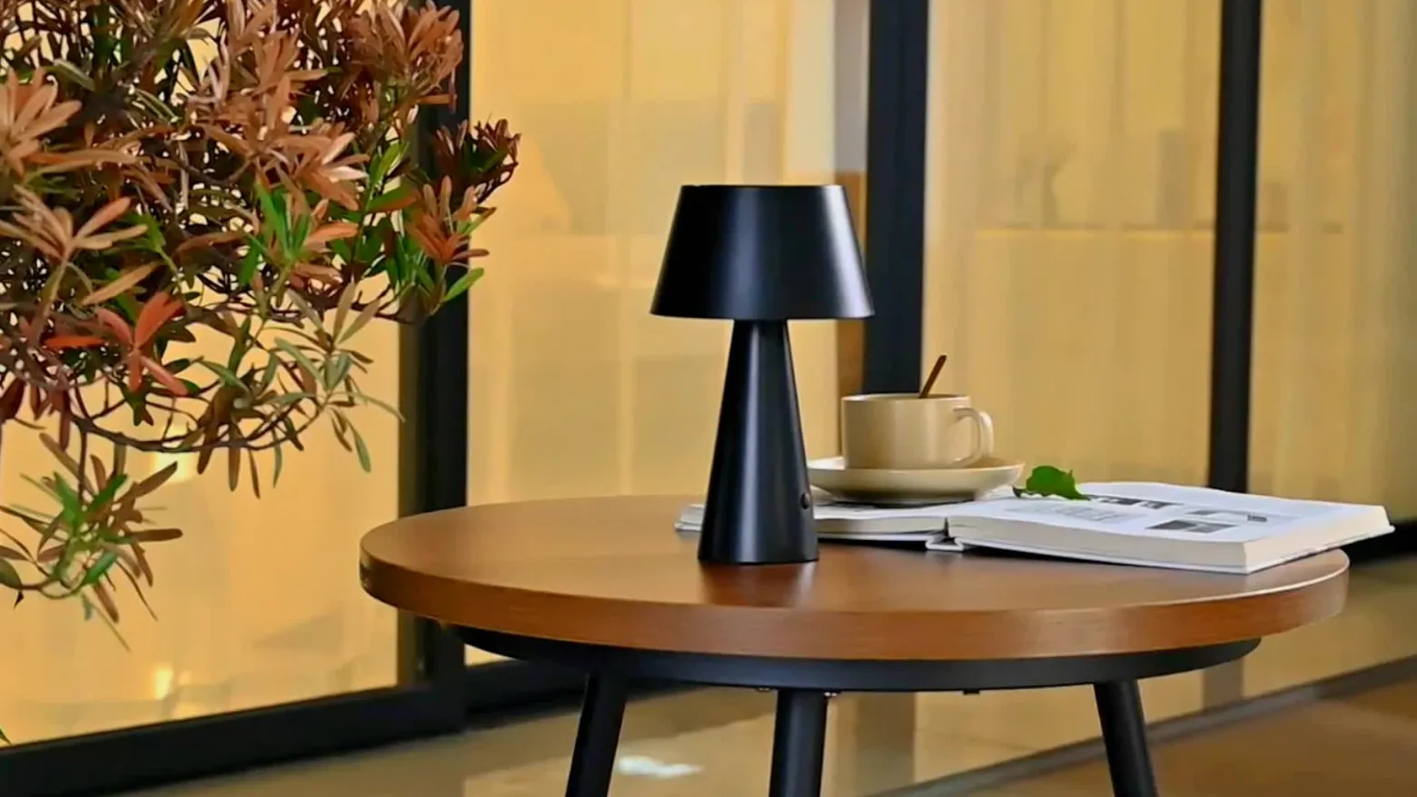 Lámpara de mesa solar LED Lindby Lirinor, de plástico negro, 13 cm