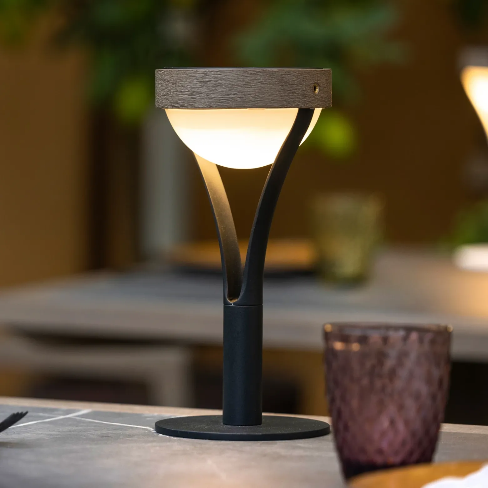 Lámpara de mesa solar Tyble LED, negra / teca, 2.700 K, 200 lm
