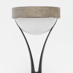 Lámpara de mesa solar Tyble LED, negra / teca, 2.700 K, 200 lm