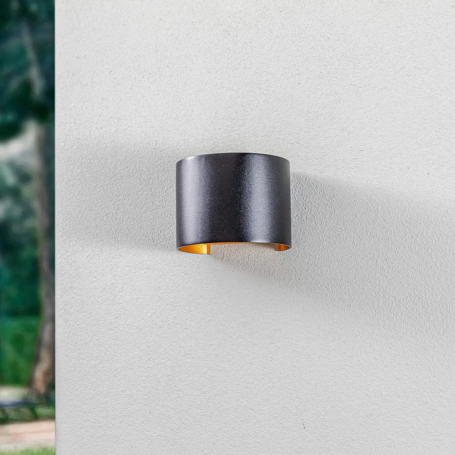 Lámpara de pared LED para exteriores Nivar de Lindby, redonda, negro/dorado,