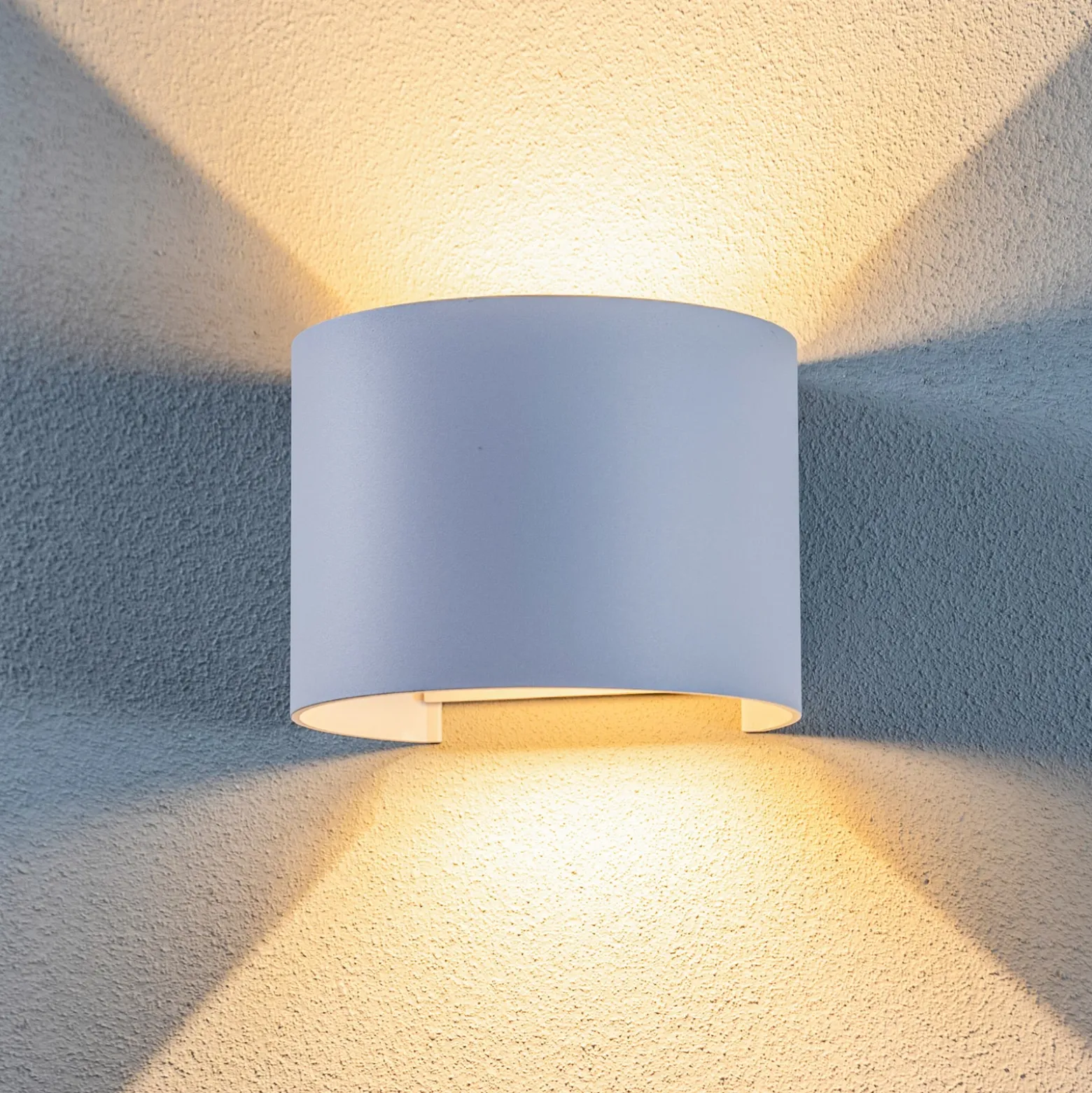 Lámpara de pared LED para exteriores Nivar de Lindby, redonda, blanca, de