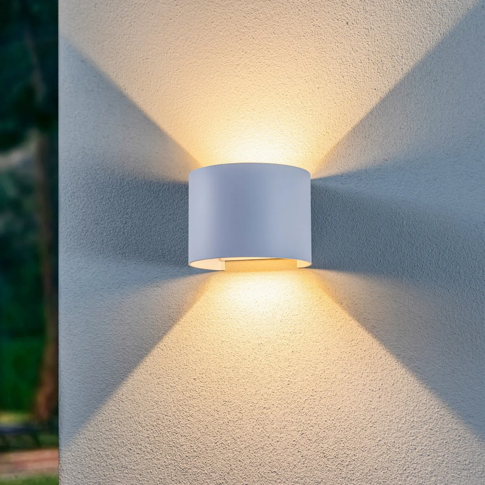 Lámpara de pared LED para exteriores Nivar de Lindby, redonda, blanca, de