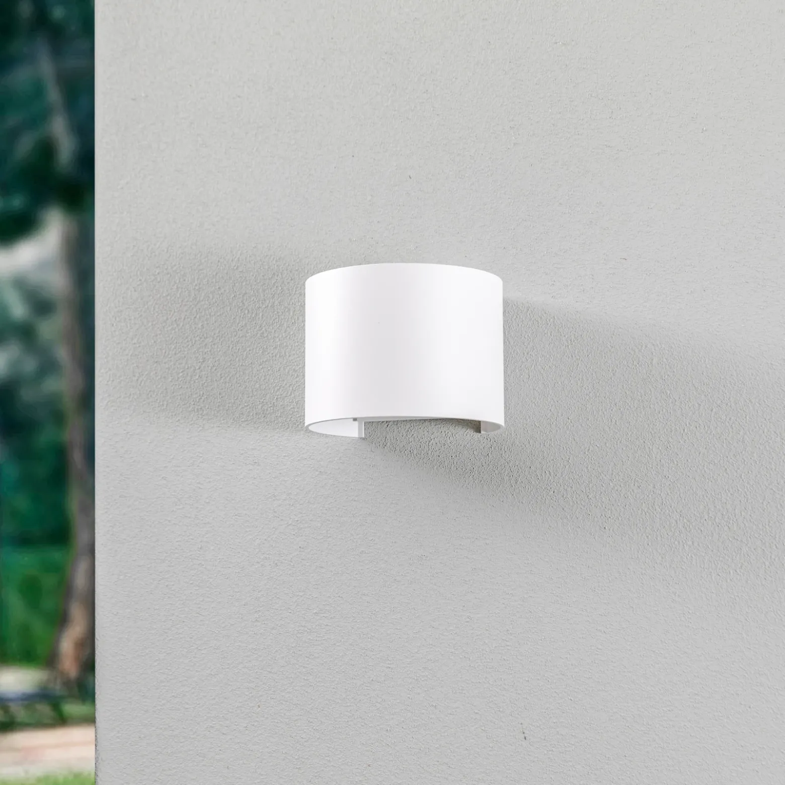 Lámpara de pared LED para exteriores Nivar de Lindby, redonda, blanca, de