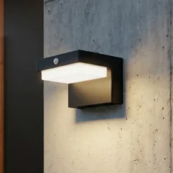Lámpara de pared solar LED Eleazar de Lindby, negra, con sensor, atenuable