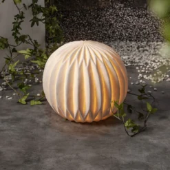 Lámpara de patio LED Sandy, Ø 25,5 cm pila de plástico blanco