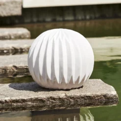 Lámpara de patio LED Sandy, Ø 25,5 cm pila de plástico blanco