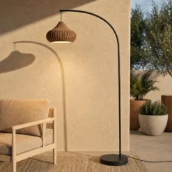 Lámpara de pie exterior Lucande Taniola, beige, ratán, 195 cm, IP44