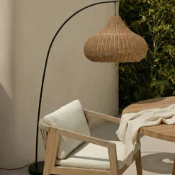 Lámpara de pie exterior Lucande Taniola, beige, ratán, 195 cm, IP44