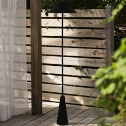 Lámpara de pie exterior recargable Cannes de Globen Lighting, negra, IP54