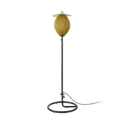 Lámpara de pie exterior Satellite de Gubi, IP65, negro/dorado mostaza