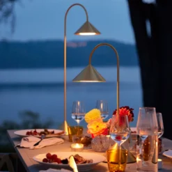 Lámpara de pie LED FRANDSEN Grasp, color latón, altura 72 cm