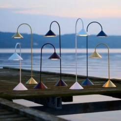 Lámpara de pie LED FRANDSEN Grasp, color latón, altura 72 cm
