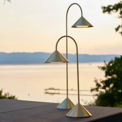 Lámpara de pie LED FRANDSEN Grasp, color latón, altura 72 cm